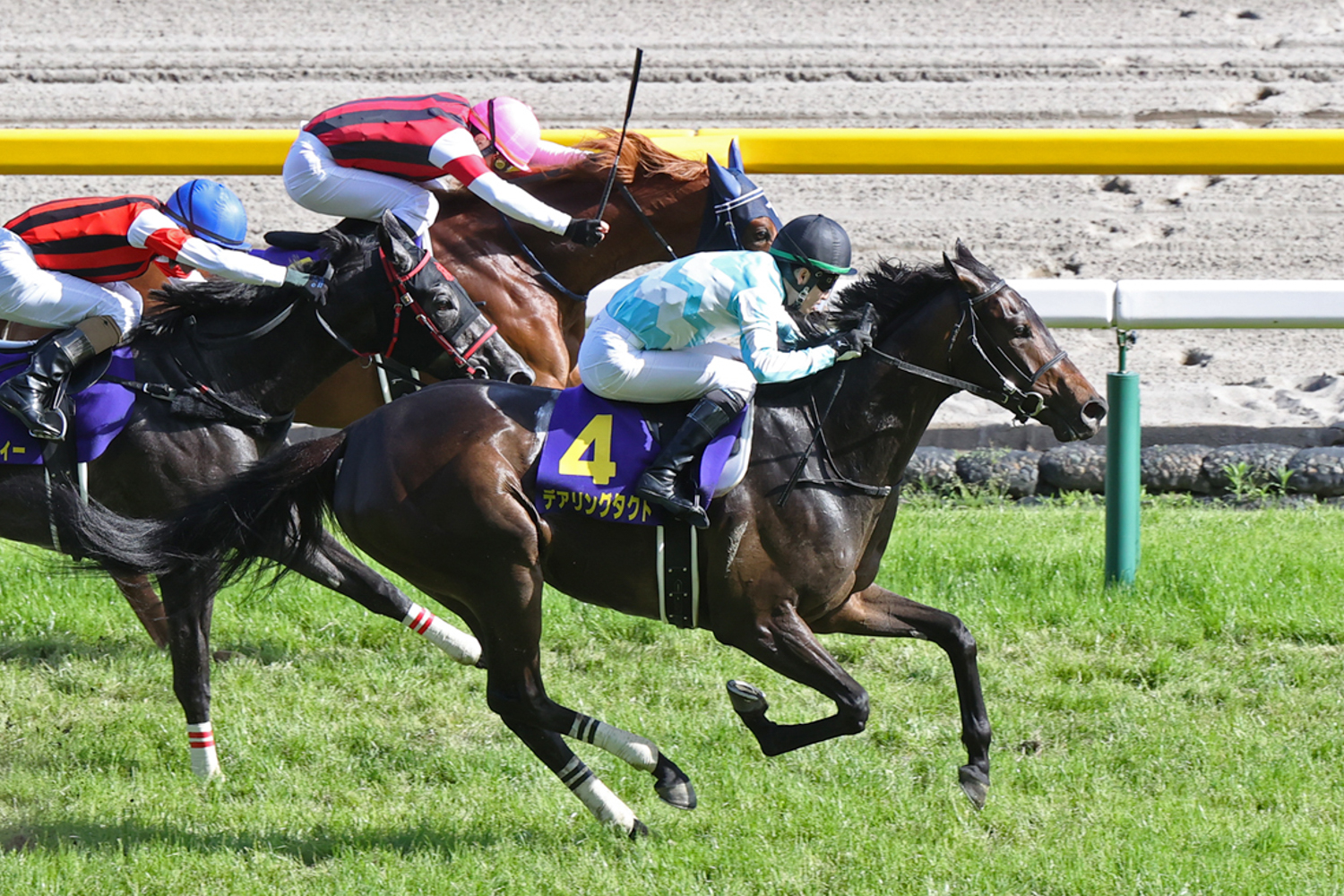 直線、馬群を縫って差し切ったデアリングタクト。無敗での牝馬二冠達成は63年ぶり２頭目